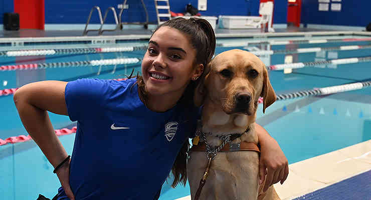 Insieme per vincere: la nuotatrice Anastasia e il suo cane Radar sono un team imbattibile!